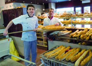 apprenti et maitre d'apprentissage dans la boulangerie