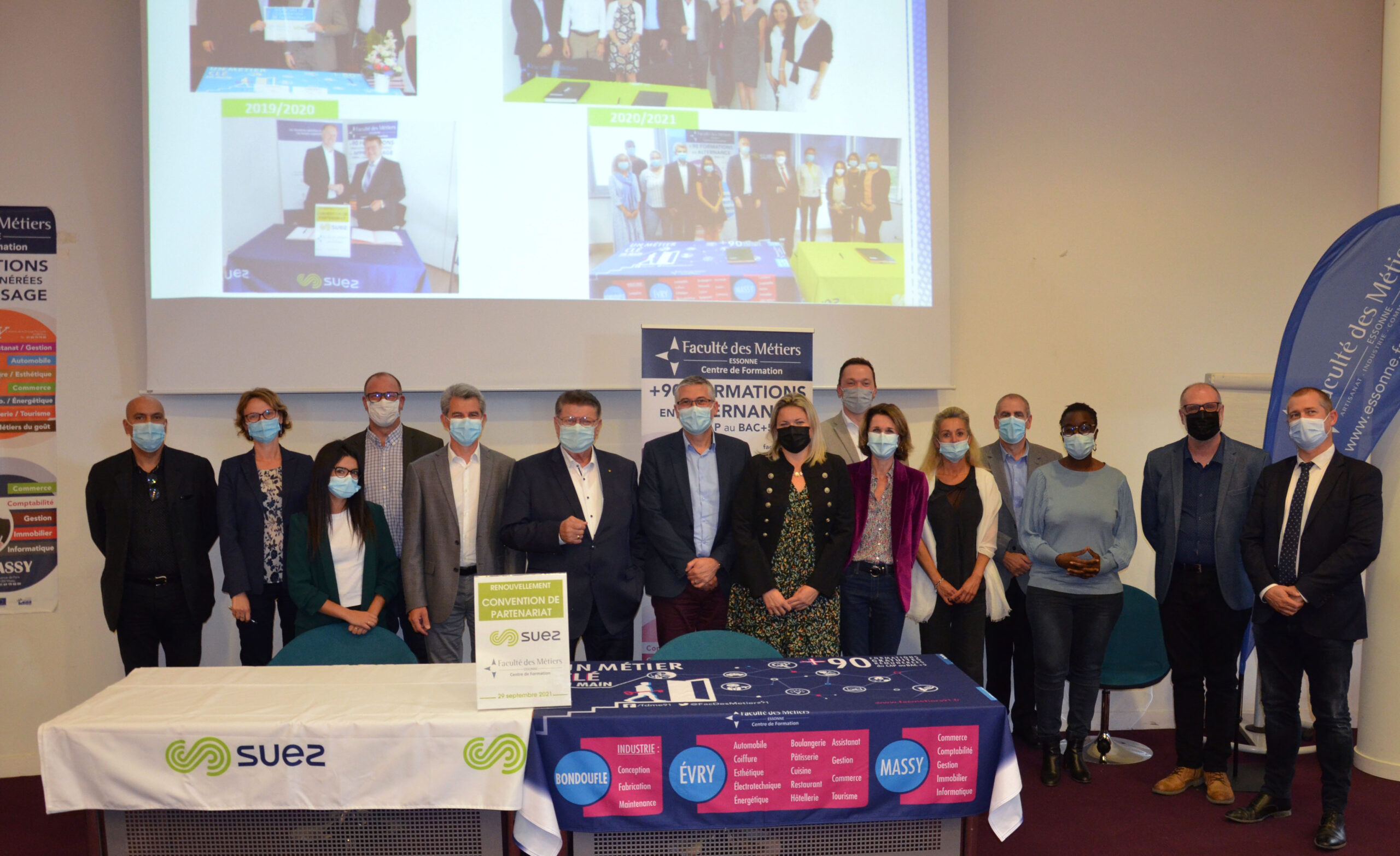 photo des équipes SUEZ et FDME pour la signature de renouvellement de convention