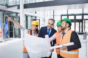 ingénieurs travaux en discussion devant des plans