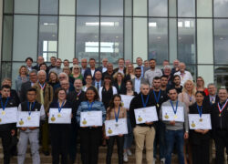 Photo de groupe des médaillés, organisateurs, équipes et partenaires