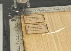 gravure sur bois de badge