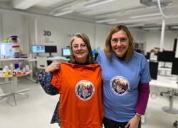 T shirt orange et violet avec flocage photo du groupe