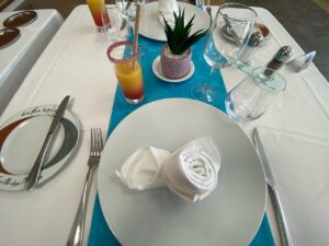table pour 2 personnes préparée