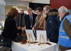 Anne FRACKOWIAK-JACOBS et Olivier DELCAYROU devant le stand maroquinerie