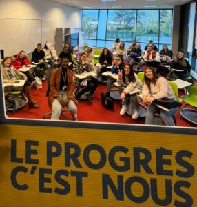 photo de groupe dans un cadre "le progrès, c'est nous"