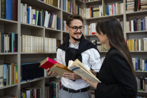 discussion entre 2 personnes dans une libraiire