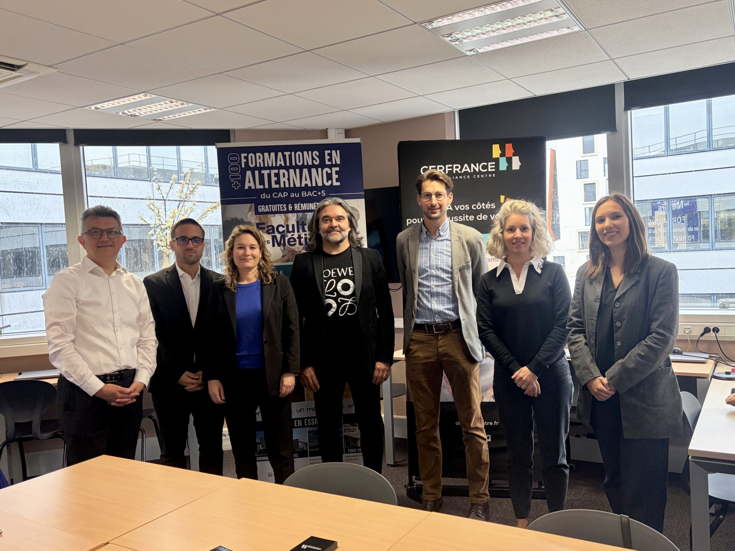 photo de groupe de la signature officielle du partenariat avec Cerfrance